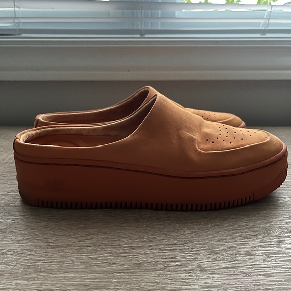 Women’s Nike Slides - Picture 1 of 3